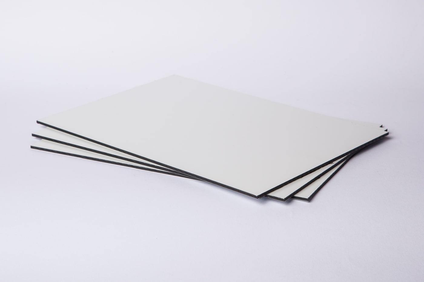 Eine Aufnahme eines Stapels Etalbond d2 Aluminiumverbundplatten mit weißer Deckschicht