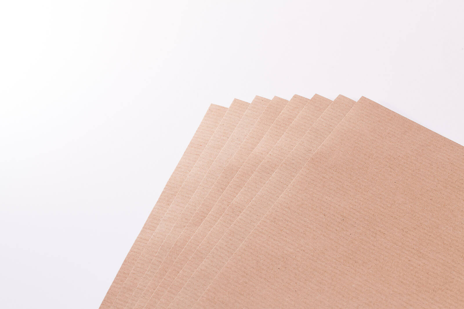 Eine Nahaufnahme von mehreren braunen Natron-Packpapier Bögen