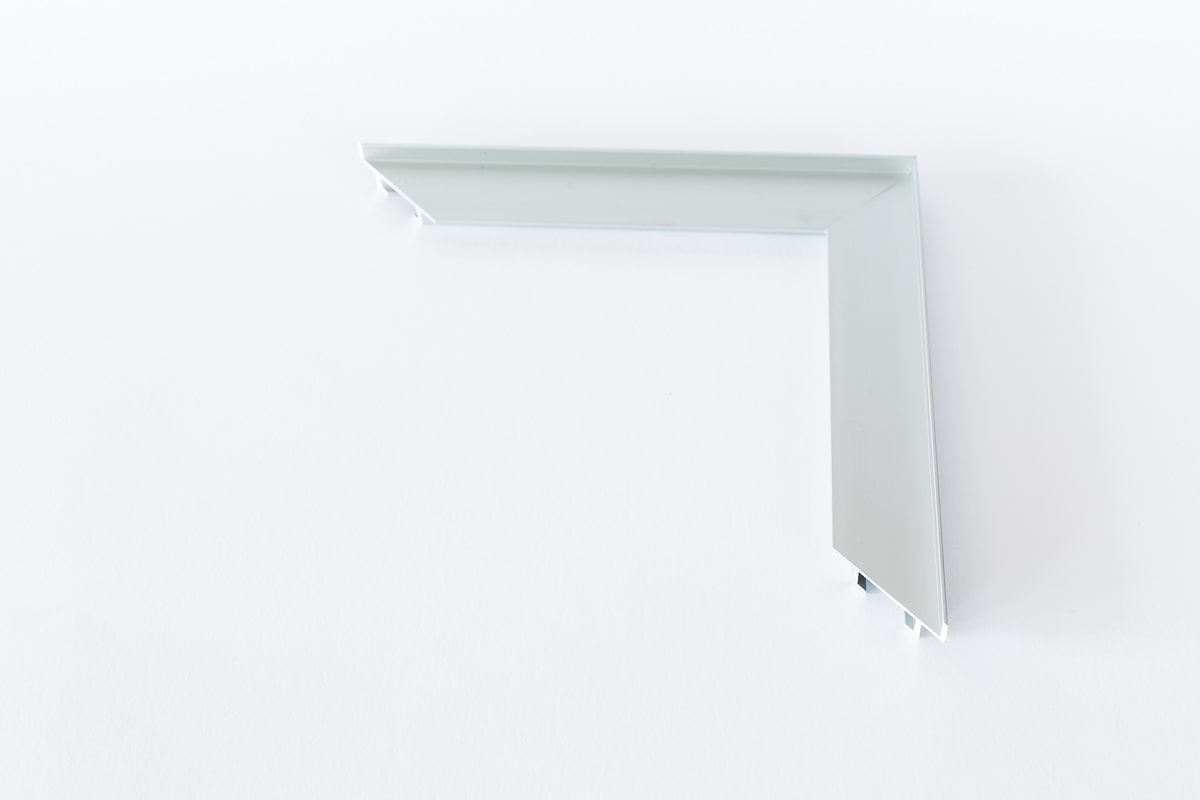 Eine Aufname eines silbernen FCO 306 Aluminium-Schattenfugen-Profil