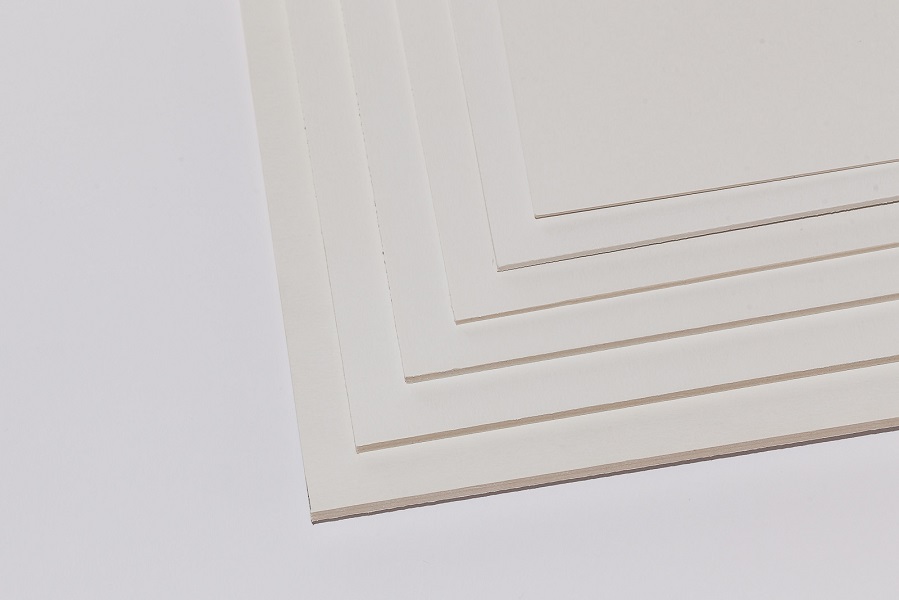 Ein Stapel Kölner der Pappe kaschiert, eine finnische Holzpappe mit weißer Deckschicht