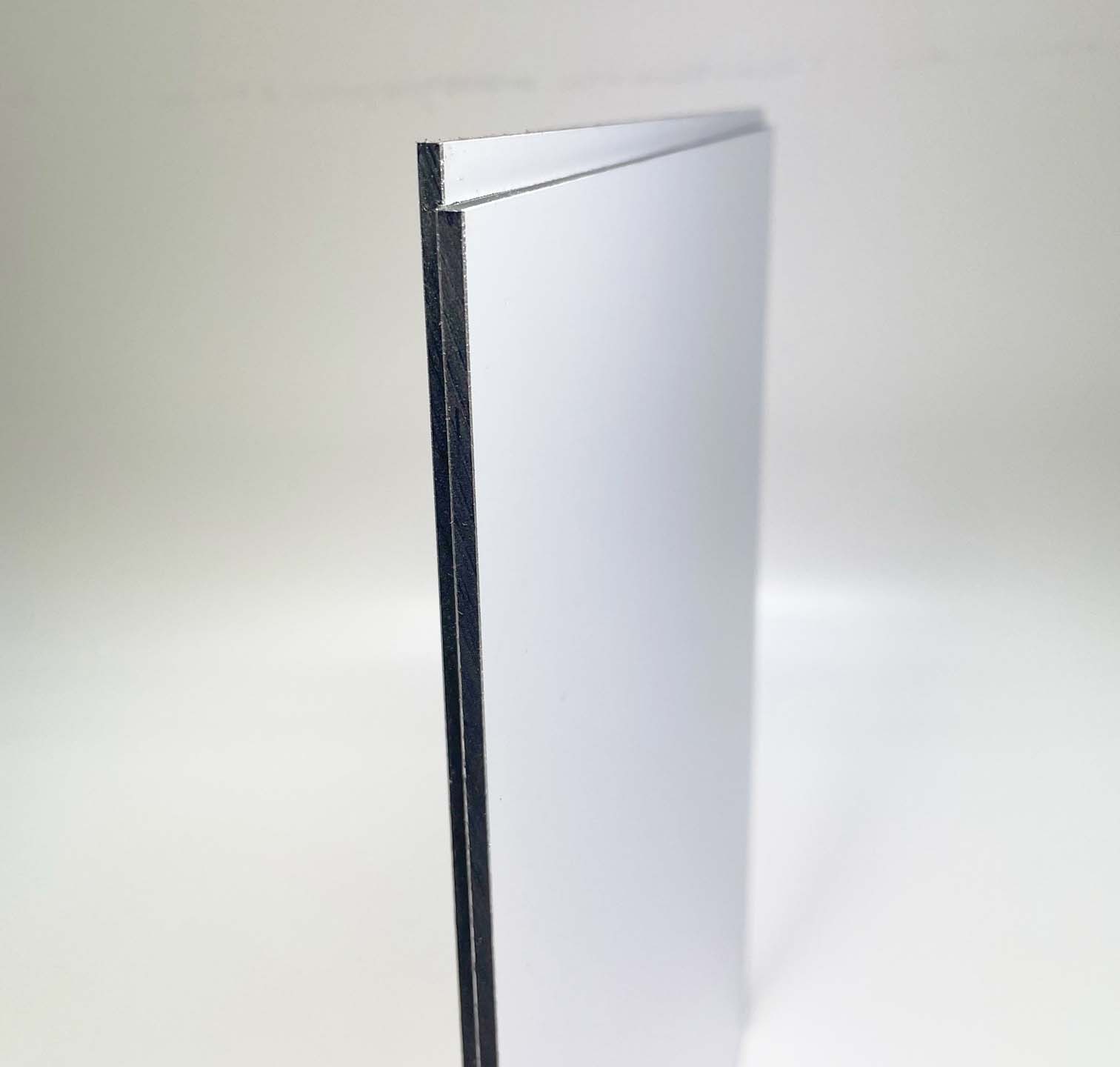 Eine Querschnittaufnahme einer 4 mm Etalbond d2 Aluminiumverbundplatte mit weißer Deckschicht