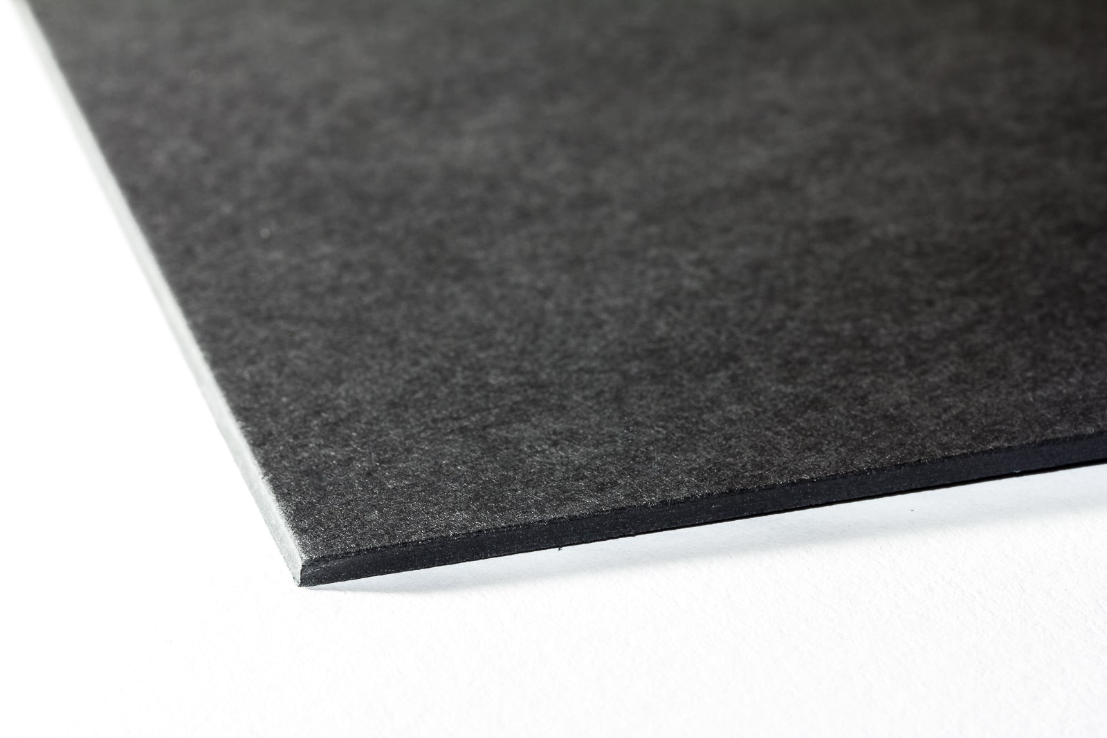 Die Oberflächenstruktur unseres Galeriekarton schwarz durchgefärbt