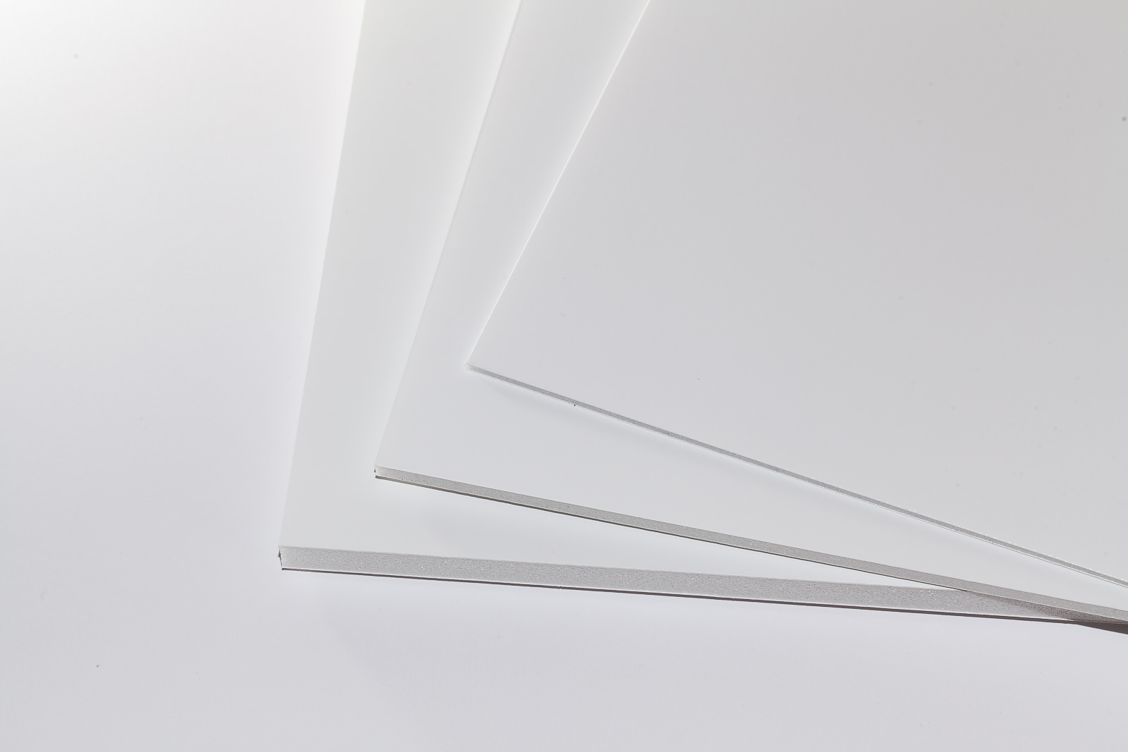 Ein Stapel weißer Airplac Premier Leichtschaumplatten in mehreren Formaten und Dicken